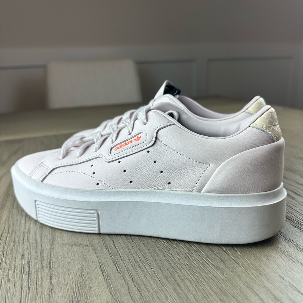 Adidas Women's Originals Sleek Super shoe i with a platform sole.